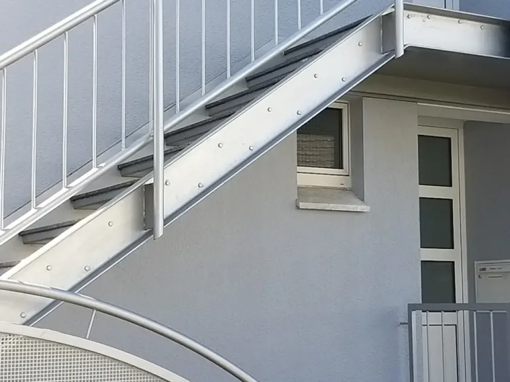 Lichtdurchflutete 3 Zimmer Erdgeschoss-Souterrain-Maisonette-Wohnung