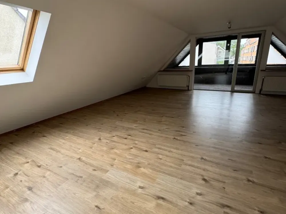 Frisch renovierte 4 Zimmer Maisonetten Wohnung mitten in Köln
