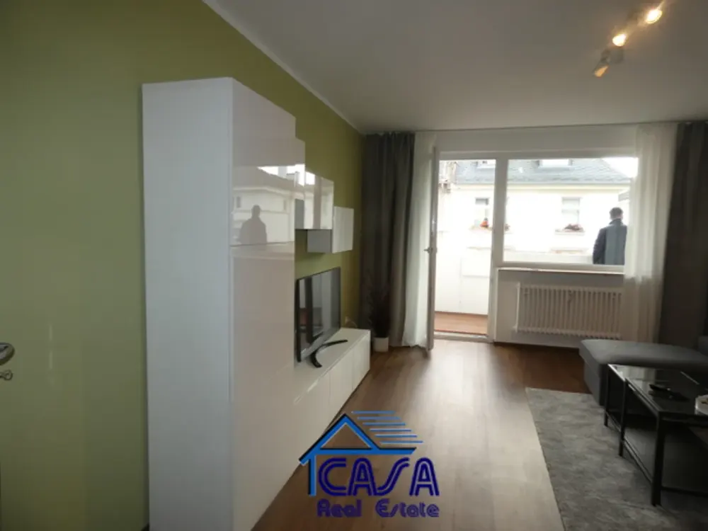 ERSTBEZUG nach Renovierung: 3 Zimmer Wohnung mit Balkon und Skyline Blick, hochwertig möbliert