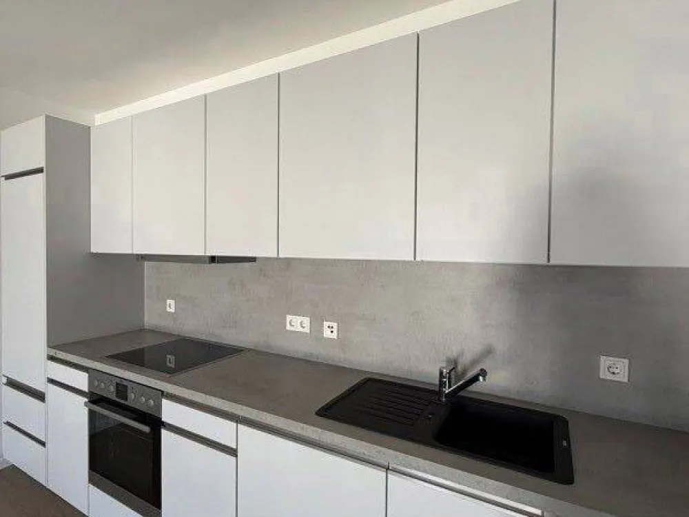 Moderne 2-Raum-Wohnung mit Einbauküche und Balkon