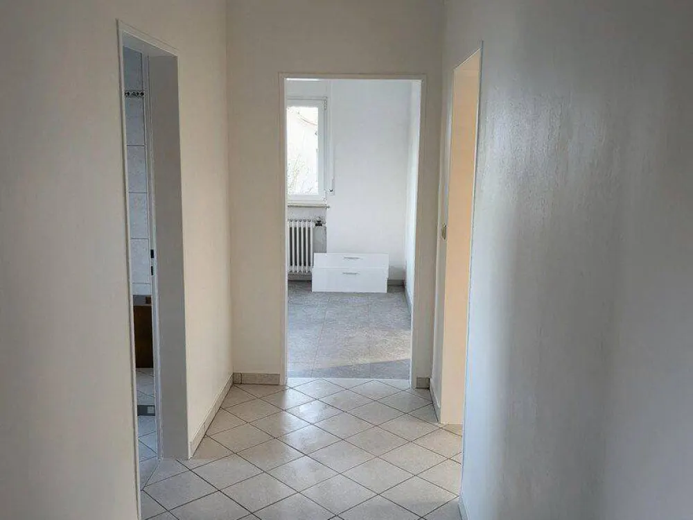 Ruhige 3 Zimmer Wohnung im 1. Stock eines 3 Familien Hauses, Balkon, Keller, ggf. Garage