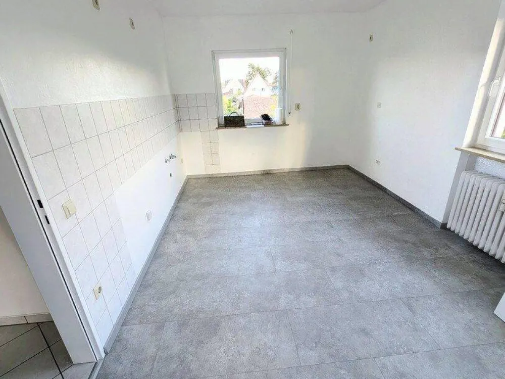 Ruhige 3 Zimmer Wohnung im 1. Stock eines 3 Familien Hauses, Balkon, Keller, ggf. Garage