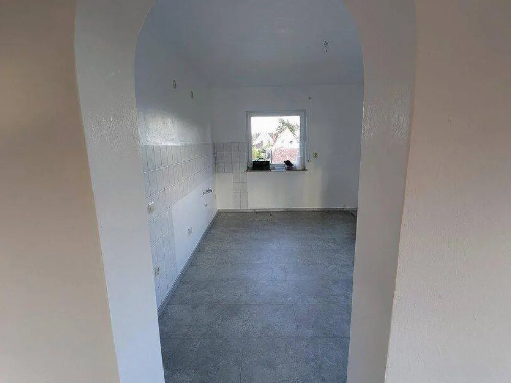 Ruhige 3 Zimmer Wohnung im 1. Stock eines 3 Familien Hauses, Balkon, Keller, ggf. Garage