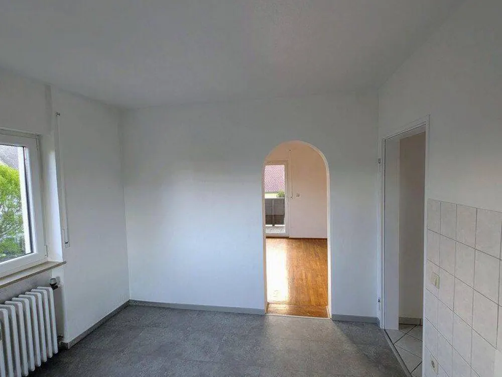 Ruhige 3 Zimmer Wohnung im 1. Stock eines 3 Familien Hauses, Balkon, Keller, ggf. Garage