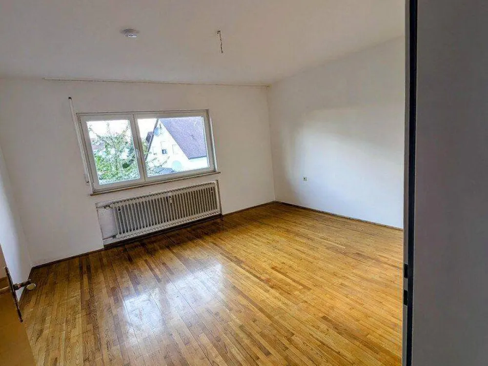 Ruhige 3 Zimmer Wohnung im 1. Stock eines 3 Familien Hauses, Balkon, Keller, ggf. Garage