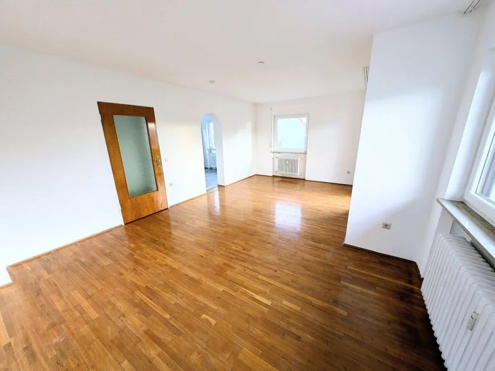 Ruhige 3 Zimmer Wohnung im 1. Stock eines 3 Familien Hauses, Balkon, Keller, ggf. Garage