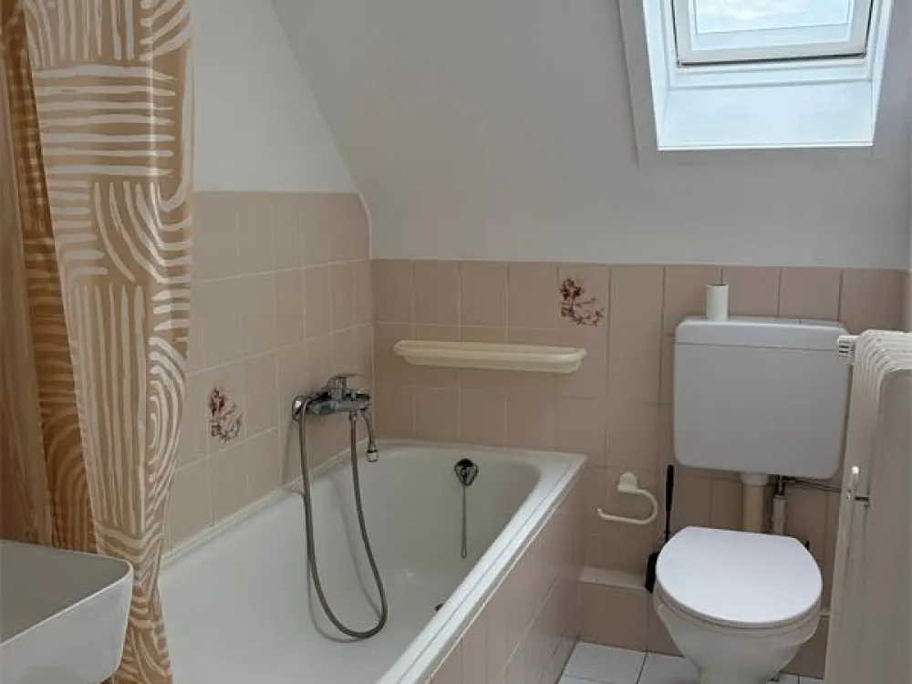 Helle 2-Zimmer-Wohnung mit Einbauküche Tageslichtbad WG-möglich, fußl. zur S-Bahn in Erzhausen
