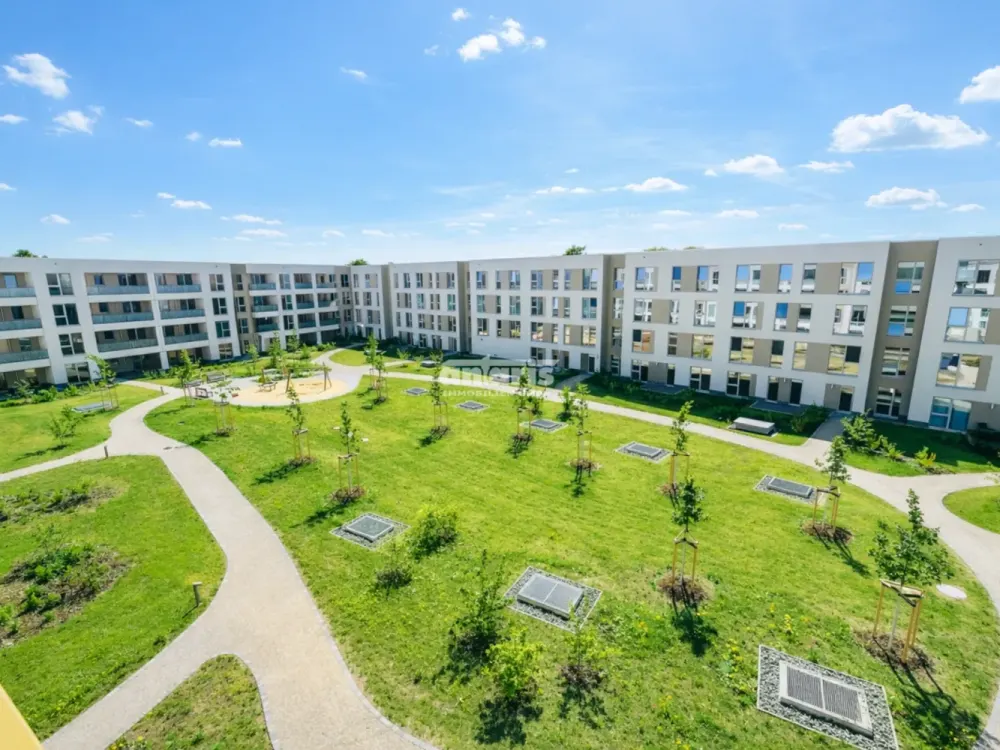 شركة antaris Immobilien GmbH تجربة جودة سكن جديدة, شقة 4 غرف مع شرفة وحمام بانيو