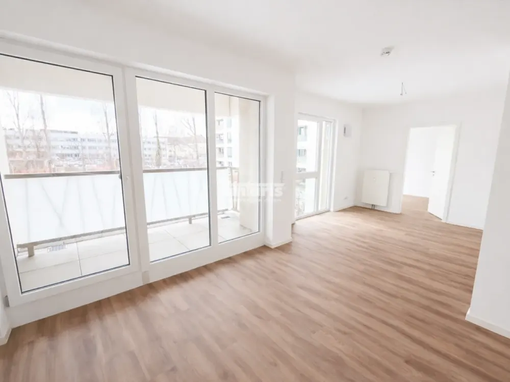 شركة antaris Immobilien GmbH تجربة جودة سكن جديدة, شقة 4 غرف مع شرفة وحمام بانيو