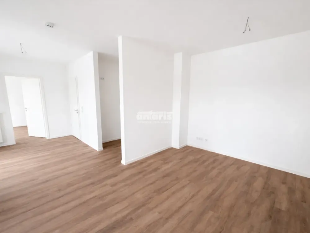 شركة antaris Immobilien GmbH تجربة جودة سكن جديدة, شقة 4 غرف مع شرفة وحمام بانيو