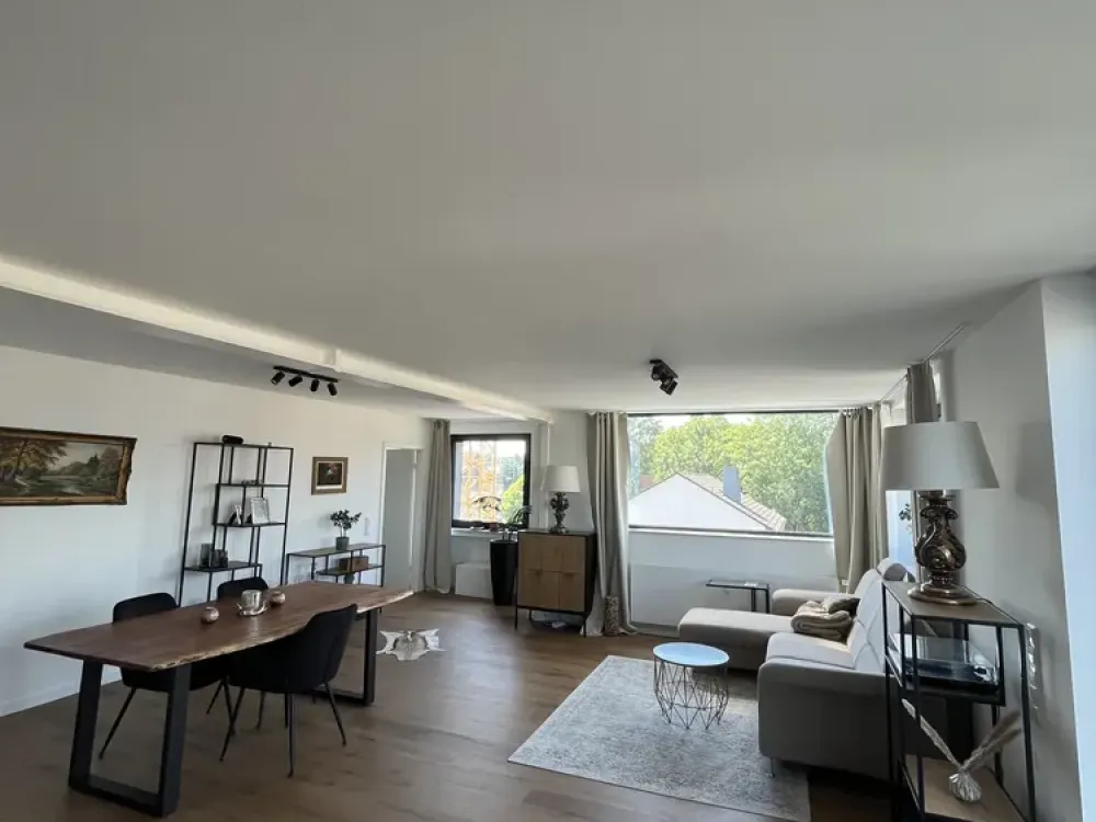 Helle 4 Zimmer Wohnung mit toller Dachterrasse
