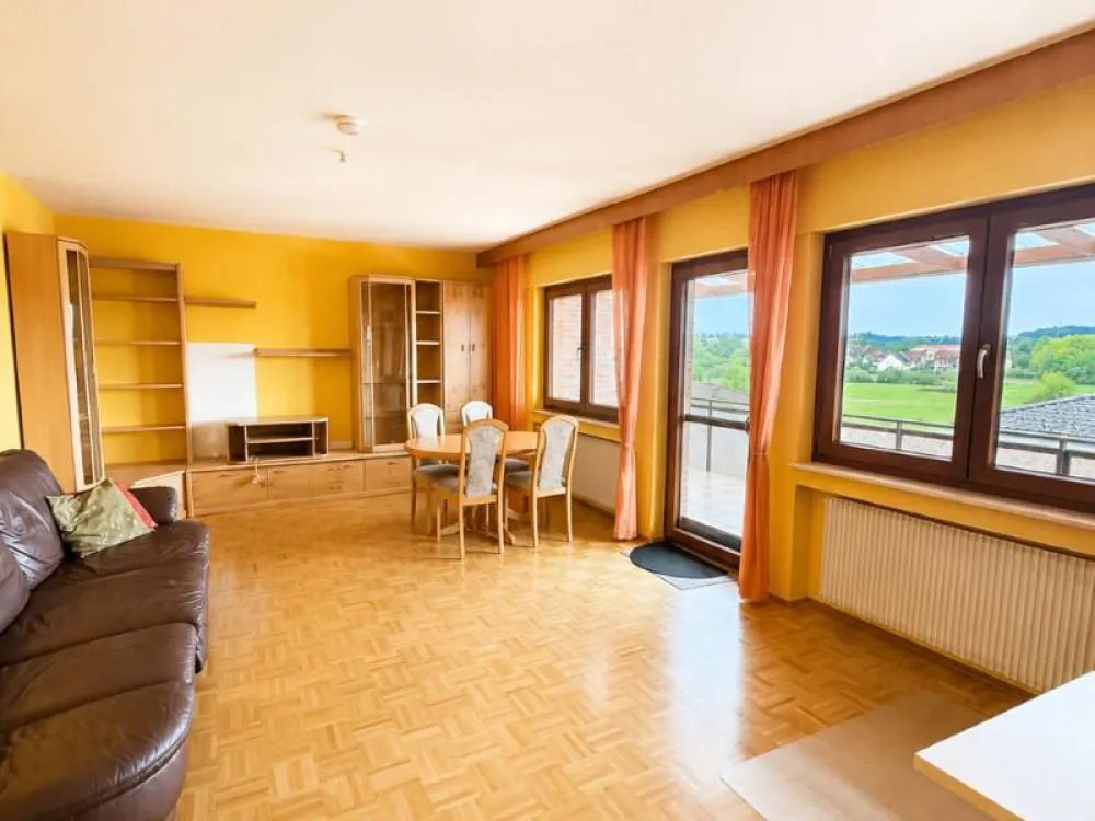 *Großzügige Wohnung mit Balkon*