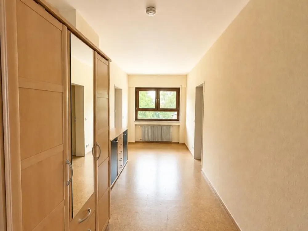 *Großzügige Wohnung mit Balkon*