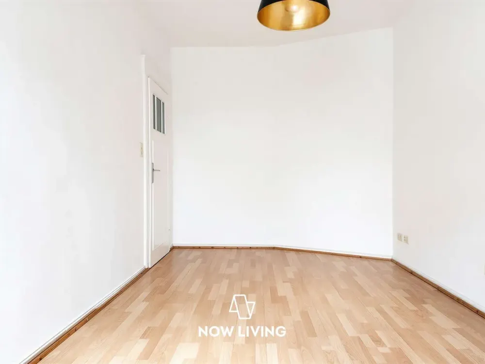Living with Old Building Charm, Spacious 4-Room Apartment in Well-Maintained Multi-Family House