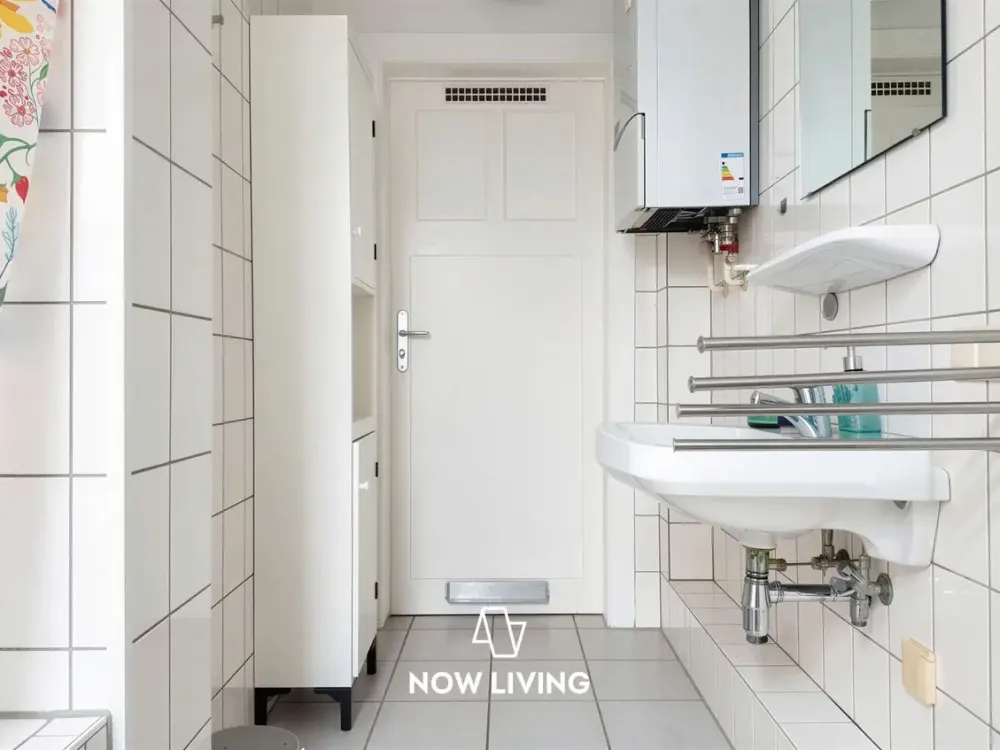 Living with Old Building Charm, Spacious 4-Room Apartment in Well-Maintained Multi-Family House