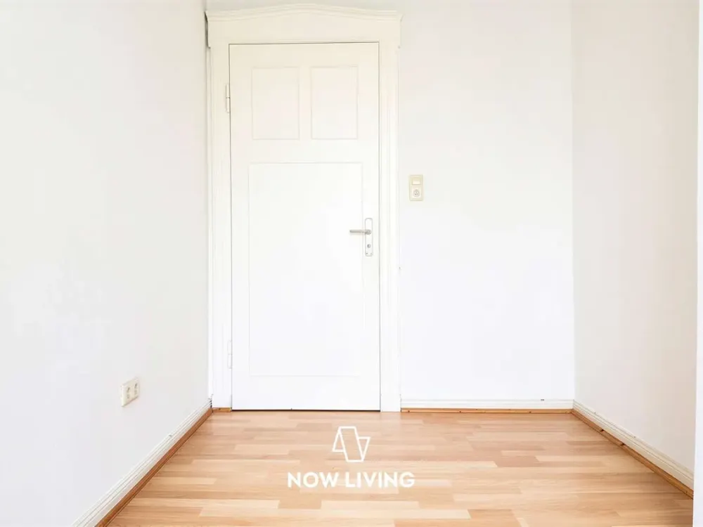 Living with Old Building Charm, Spacious 4-Room Apartment in Well-Maintained Multi-Family House