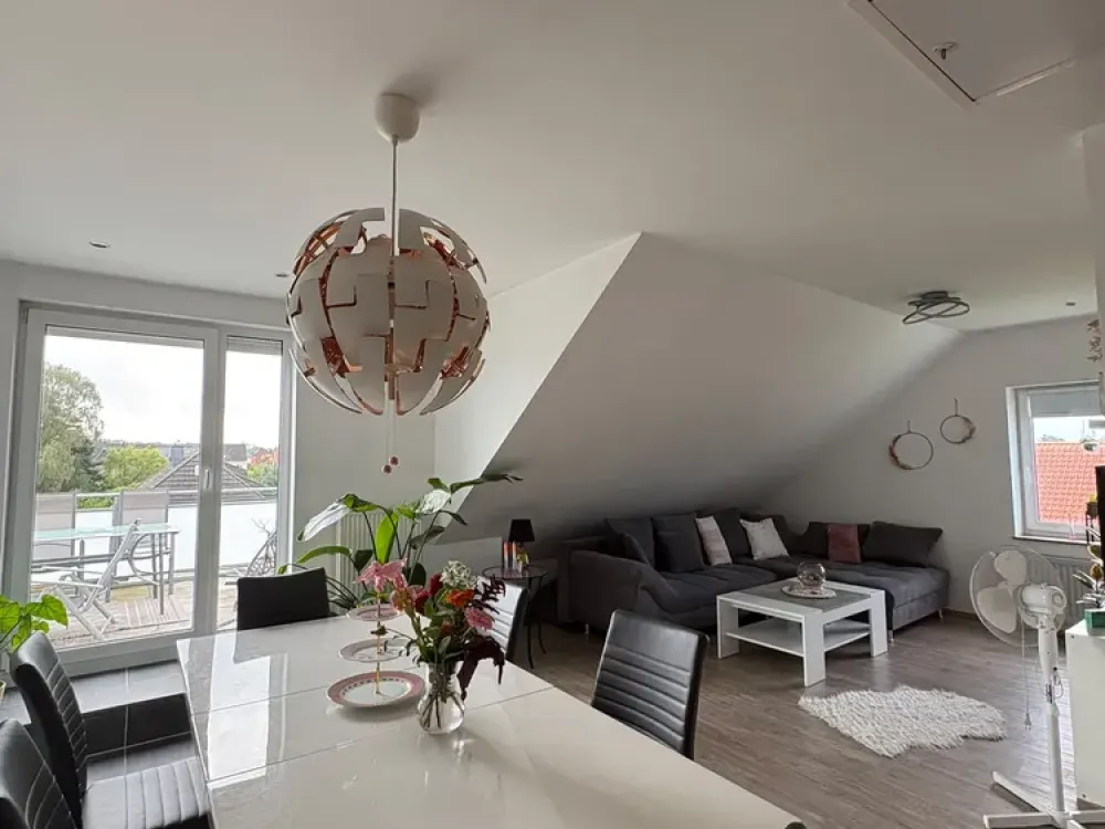 Helle 2-Zimmer-Dachgeschosswohnung mit großem Balkon und Blick ins Grüne in Stelingen