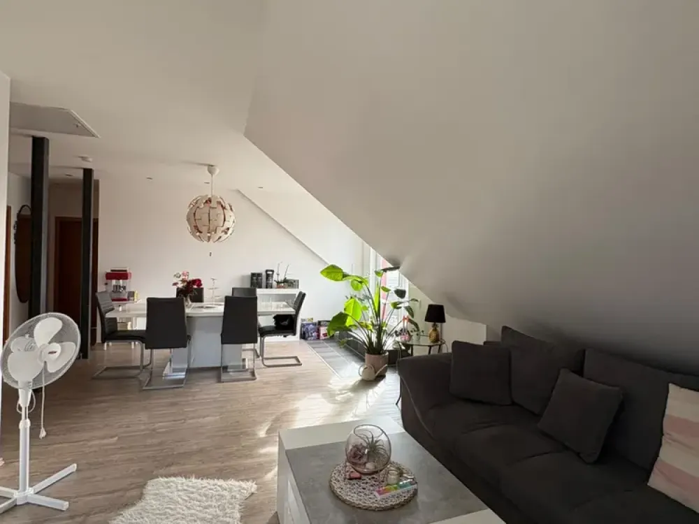 Helle 2-Zimmer-Dachgeschosswohnung mit großem Balkon und Blick ins Grüne in Stelingen