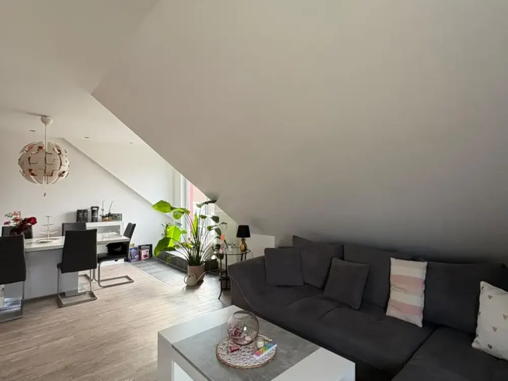 Helle 2-Zimmer-Dachgeschosswohnung mit großem Balkon und Blick ins Grüne in Stelingen