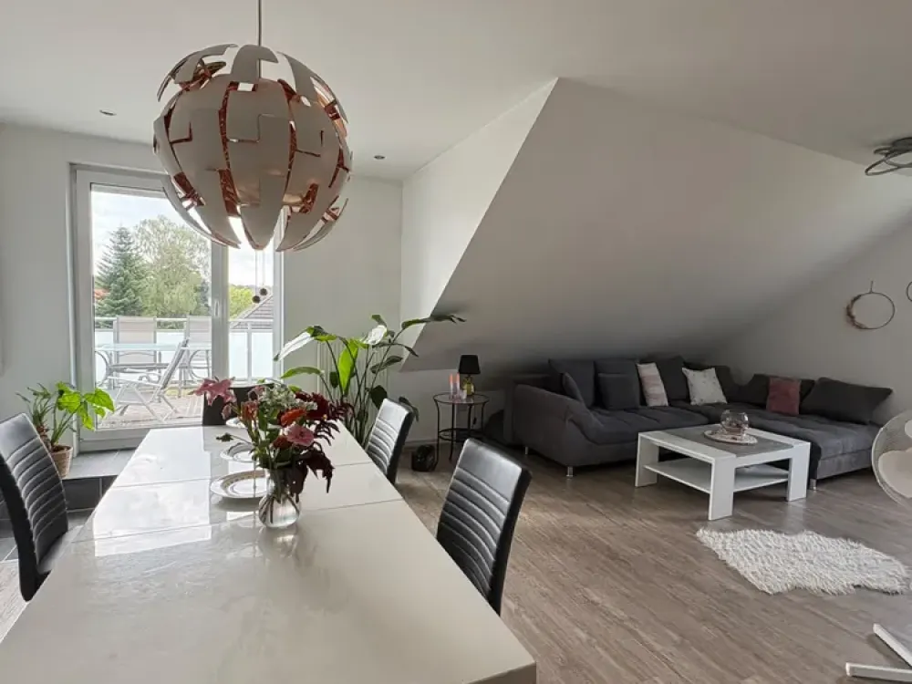 Helle 2-Zimmer-Dachgeschosswohnung mit großem Balkon und Blick ins Grüne in Stelingen