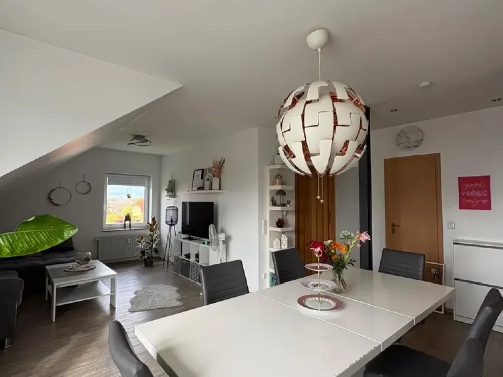 Helle 2-Zimmer-Dachgeschosswohnung mit großem Balkon und Blick ins Grüne in Stelingen