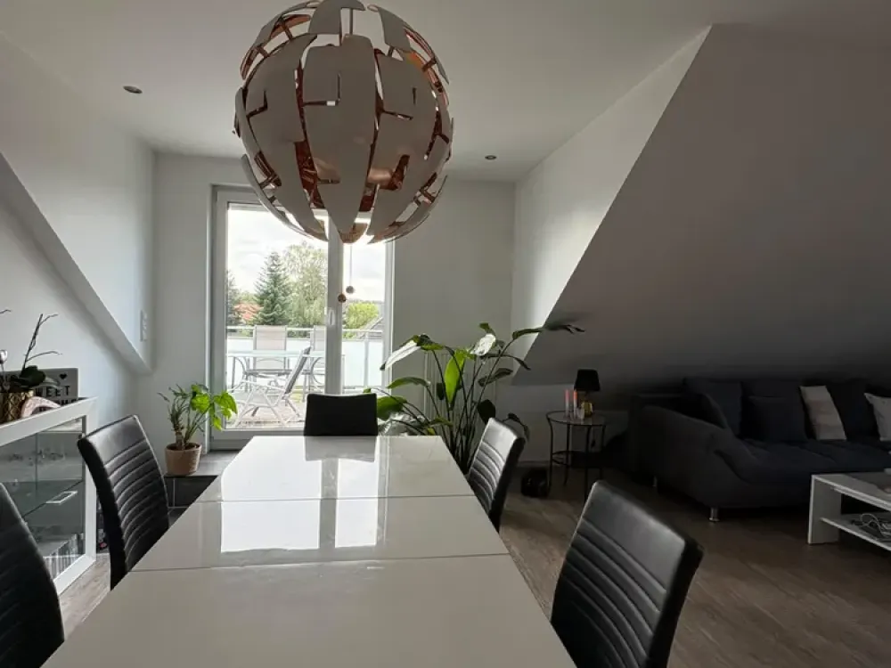 Helle 2-Zimmer-Dachgeschosswohnung mit großem Balkon und Blick ins Grüne in Stelingen