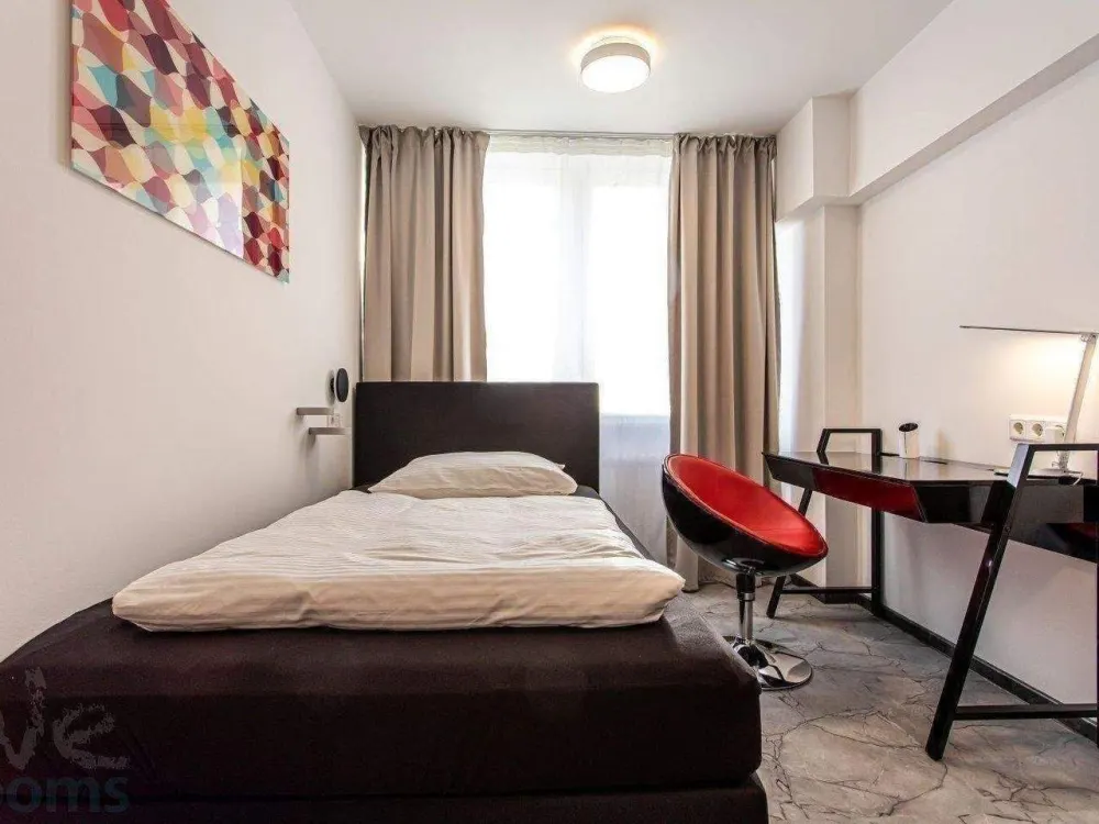 Ab Sofort! - modern möbliertes Zimmer in 6er WG - mitten im Bahnhofsviertel
