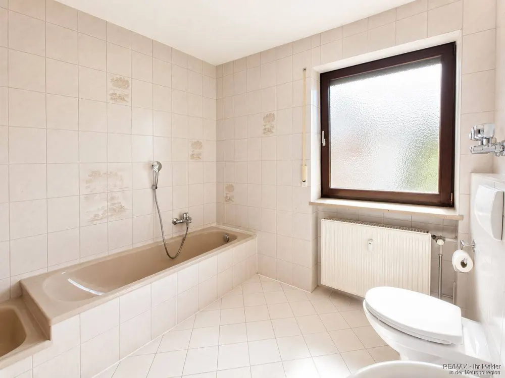 Helle 3-Zimmer-Wohnung mit Balkon und Garage in gepflegten 3-Familienhaus