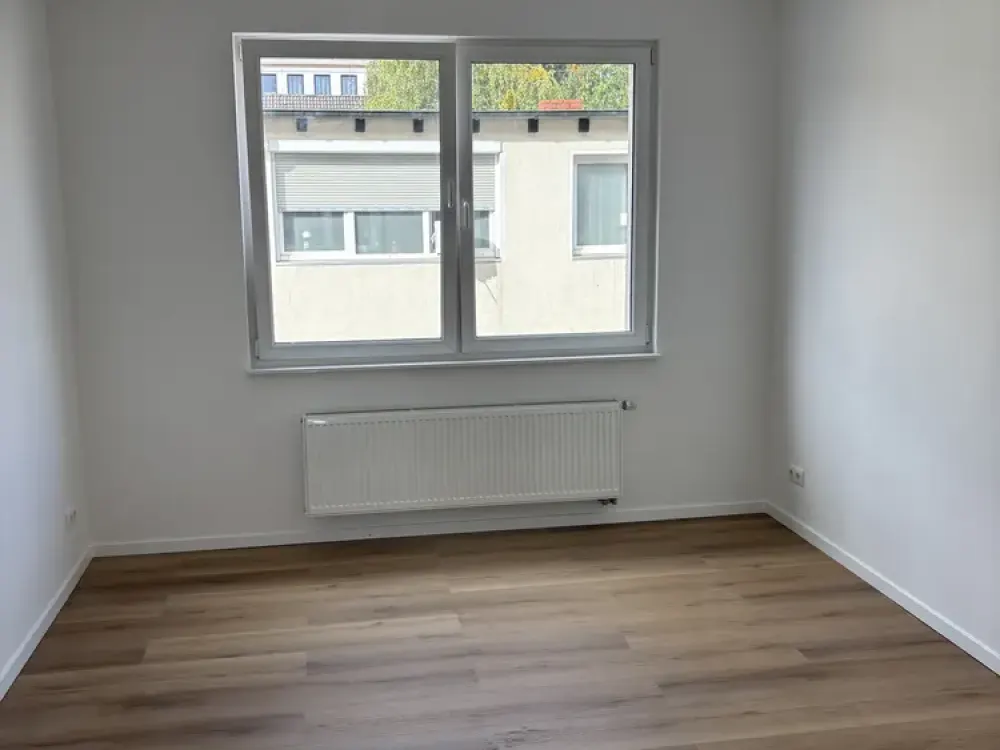 Bo-Ehrenfeld: 3,5 Z., voll isolierte EG-Whg mit EBK u. Balkon, Komplettsaniert!
