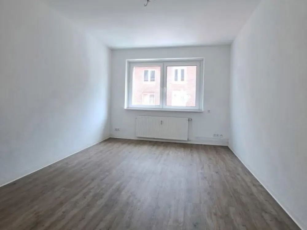 ***Bezugsfertig renoviert... 2-Zimmer-Wohnung im 1. OG in zentraler Lage***