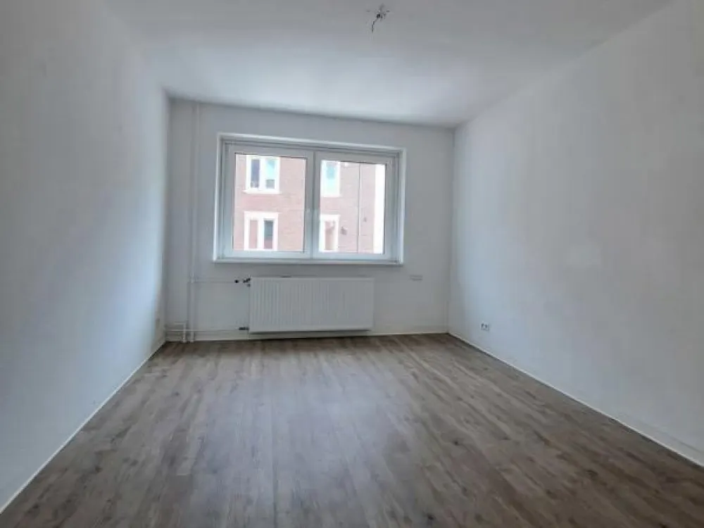 ***Bezugsfertig renoviert... 2-Zimmer-Wohnung im 1. OG in zentraler Lage***