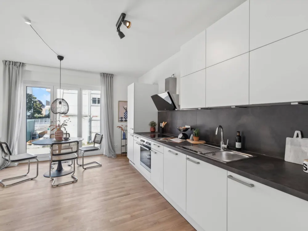 Moderne 3-Zimmer-Wohnung: Stilvoller Neubau in attraktiver Lage mit Einbauküche und Balkon