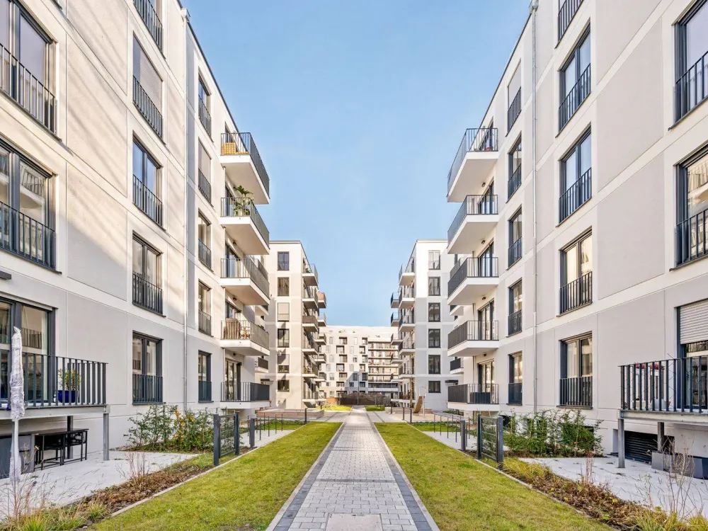 Moderne 3-Zimmer-Wohnung: Stilvoller Neubau in attraktiver Lage mit Einbauküche und Balkon