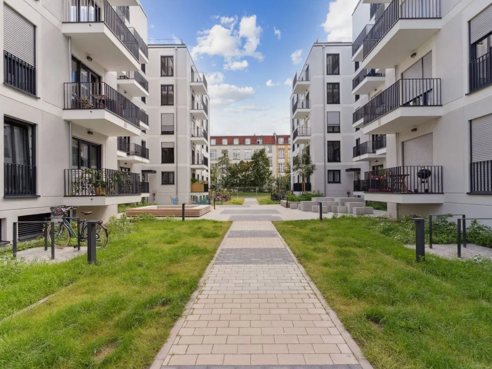 Moderne 3-Zimmer-Wohnung: Stilvoller Neubau in attraktiver Lage mit Einbauküche und Balkon