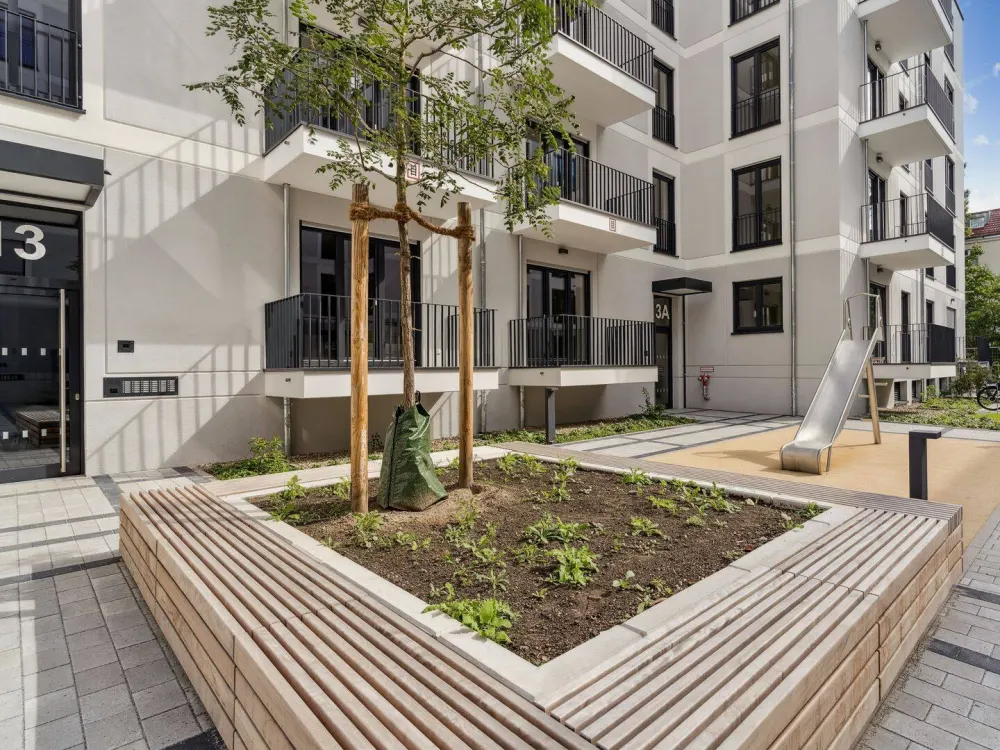 Moderne 3-Zimmer-Wohnung: Stilvoller Neubau in attraktiver Lage mit Einbauküche und Balkon