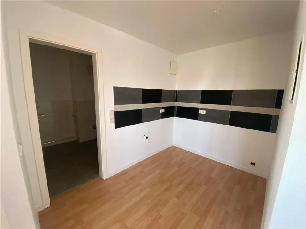 Schönefeld-Abtnaundorf * Renoviert* helle 2 Zi.-DG*Whg.* Wannenbad* Keller* SP anmietbar
