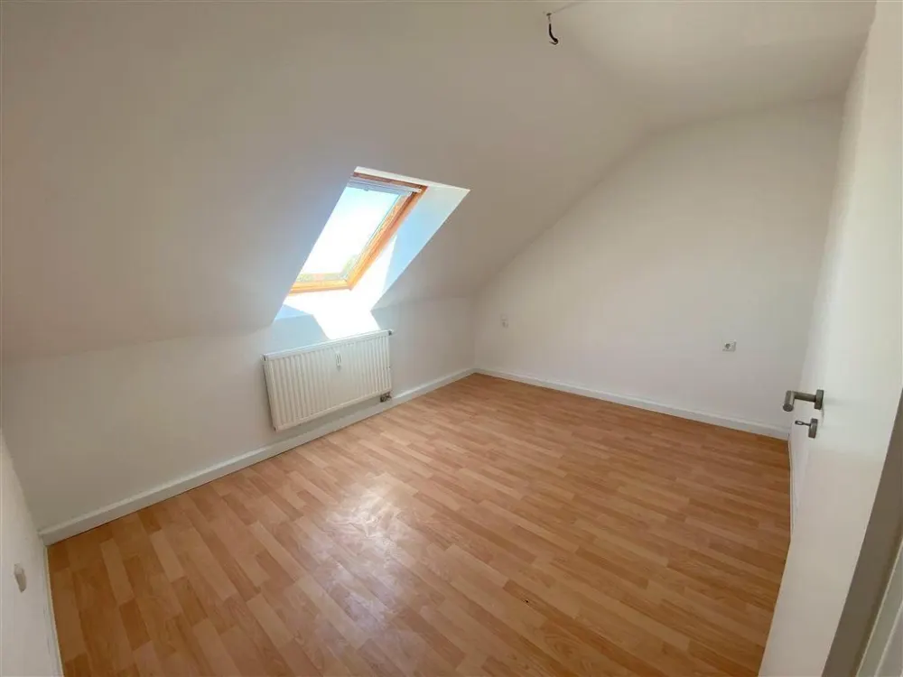 Schönefeld-Abtnaundorf * Renoviert* helle 2 Zi.-DG*Whg.* Wannenbad* Keller* SP anmietbar