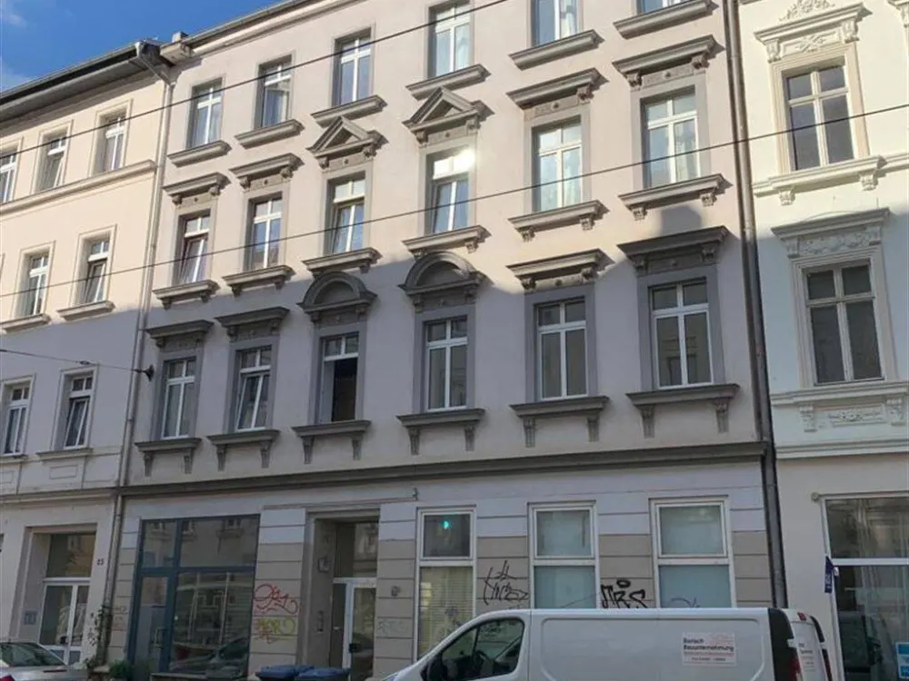 NEU-Sanierte DG 1-Zimmer mit Laminat und Wannenbad in zentraler Lage!