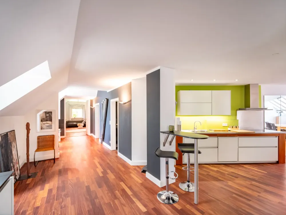 Wohnen mit Charakter: Großzügige 3,5-Zimmer-Dachgeschosswohnung in Solln