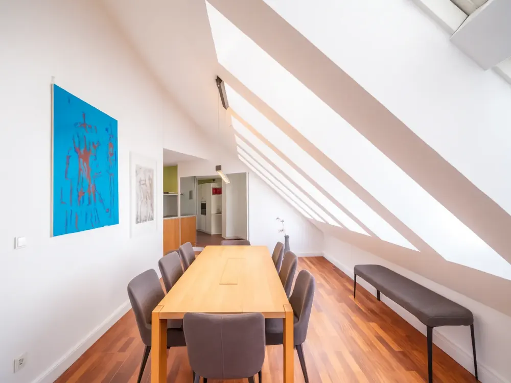 Wohnen mit Charakter: Großzügige 3,5-Zimmer-Dachgeschosswohnung in Solln