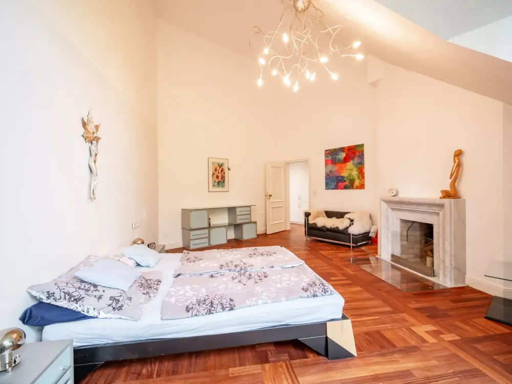 Wohnen mit Charakter: Großzügige 3,5-Zimmer-Dachgeschosswohnung in Solln