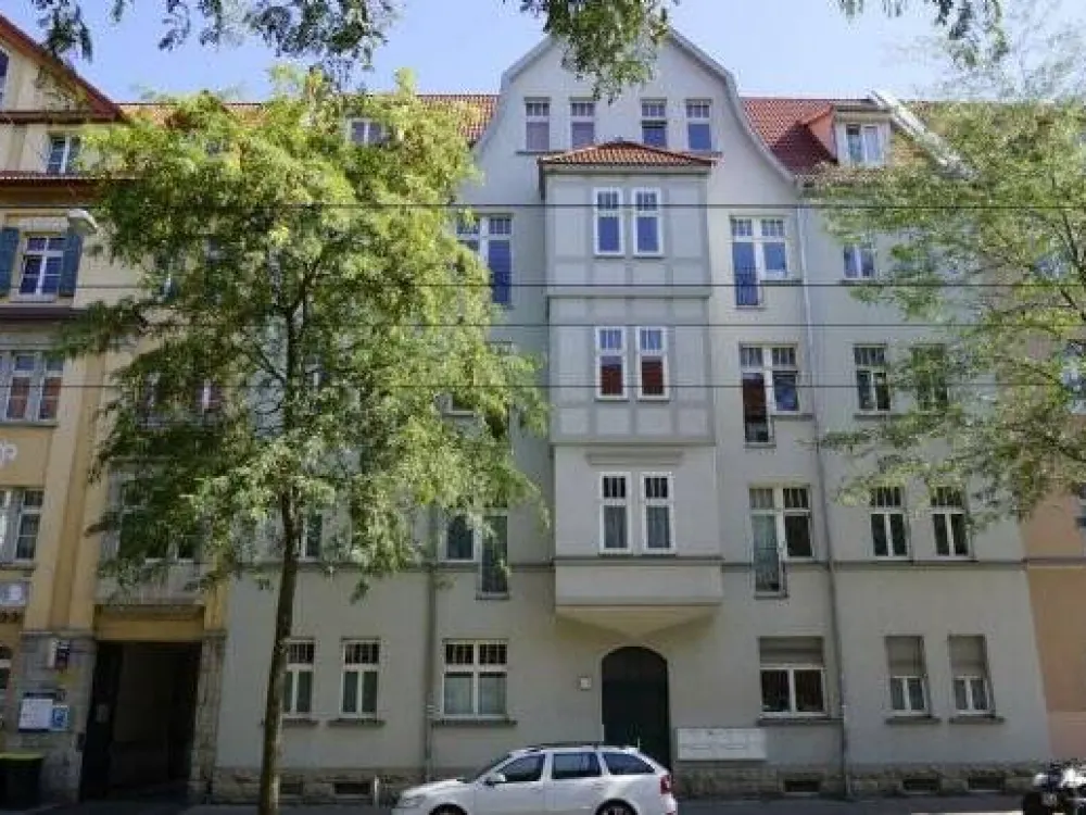 CENTRALLY LOCATED - Perfectly laid out 3-room apartment with balcony and elevator seeks new tenants !!!