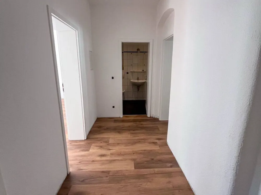 CENTRALLY LOCATED - Perfectly laid out 3-room apartment with balcony and elevator seeks new tenants !!!