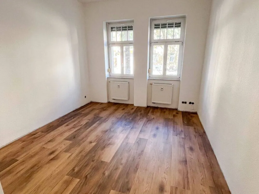CENTRALLY LOCATED - Perfectly laid out 3-room apartment with balcony and elevator seeks new tenants !!!