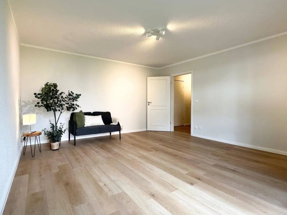 Frisch renovierte 1-Zimmer-Wohnung mit Einbauküche und ruhiger Innenhofterrasse