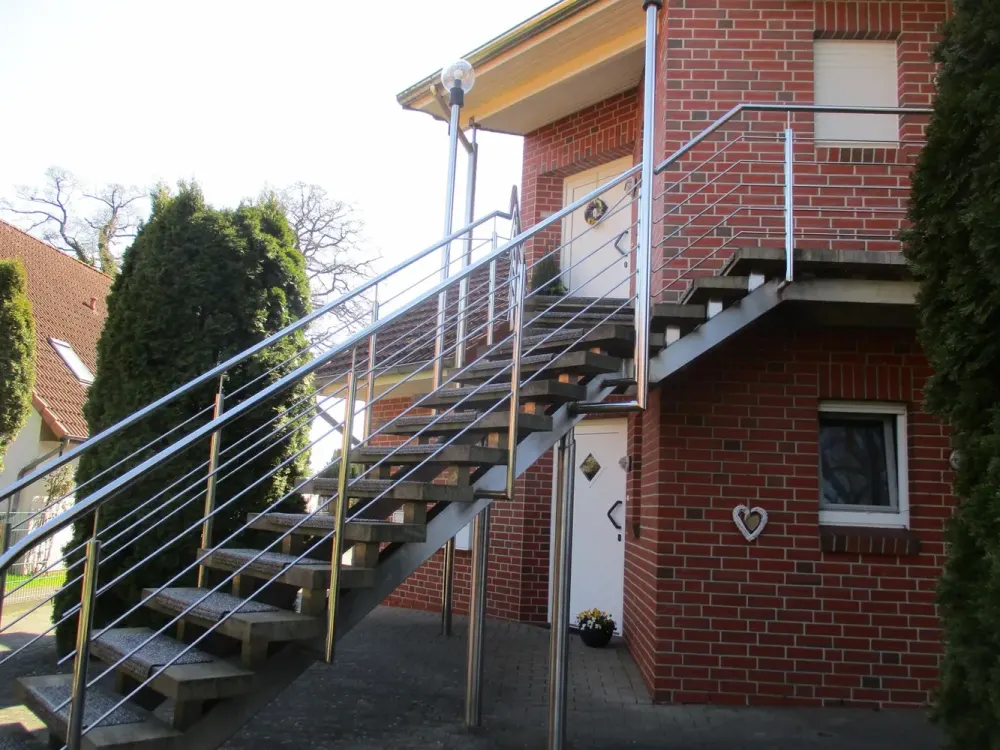 ab 15.10. | 3-Zi.Wohnung mit Wärmepumpe, Balkon, EBK, kl. Garten u. Garage in 4.Fam. Haus