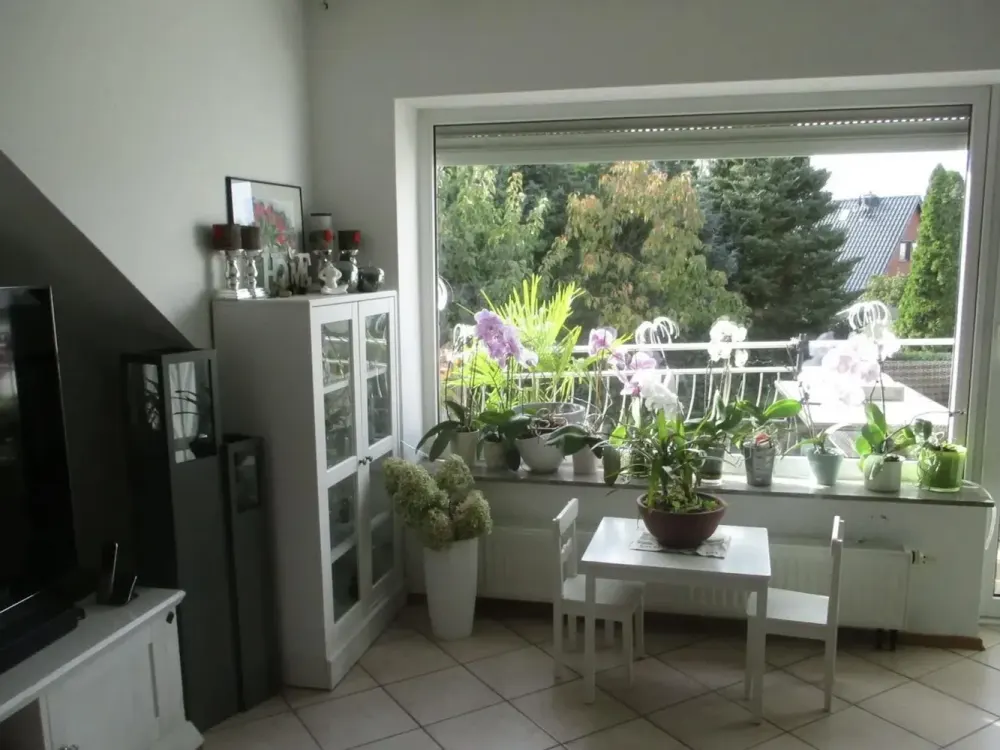 ab 15.10. | 3-Zi.Wohnung mit Wärmepumpe, Balkon, EBK, kl. Garten u. Garage in 4.Fam. Haus