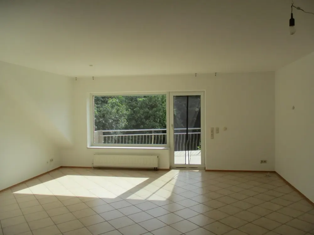 ab 15.10. | 3-Zi.Wohnung mit Wärmepumpe, Balkon, EBK, kl. Garten u. Garage in 4.Fam. Haus