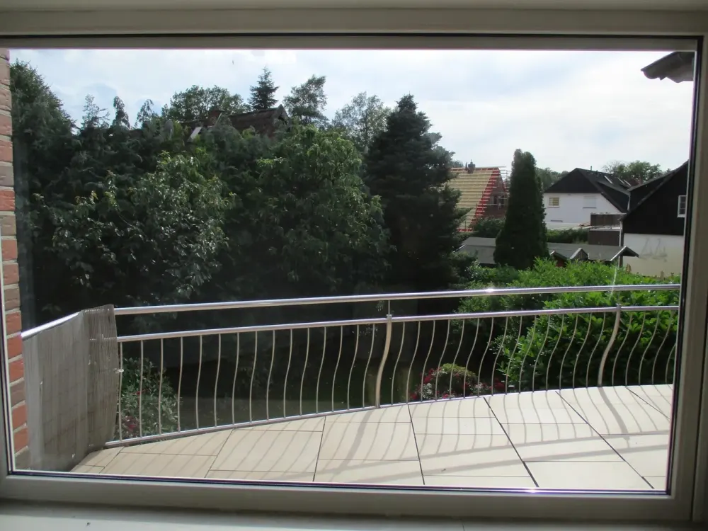 ab 15.10. | 3-Zi.Wohnung mit Wärmepumpe, Balkon, EBK, kl. Garten u. Garage in 4.Fam. Haus