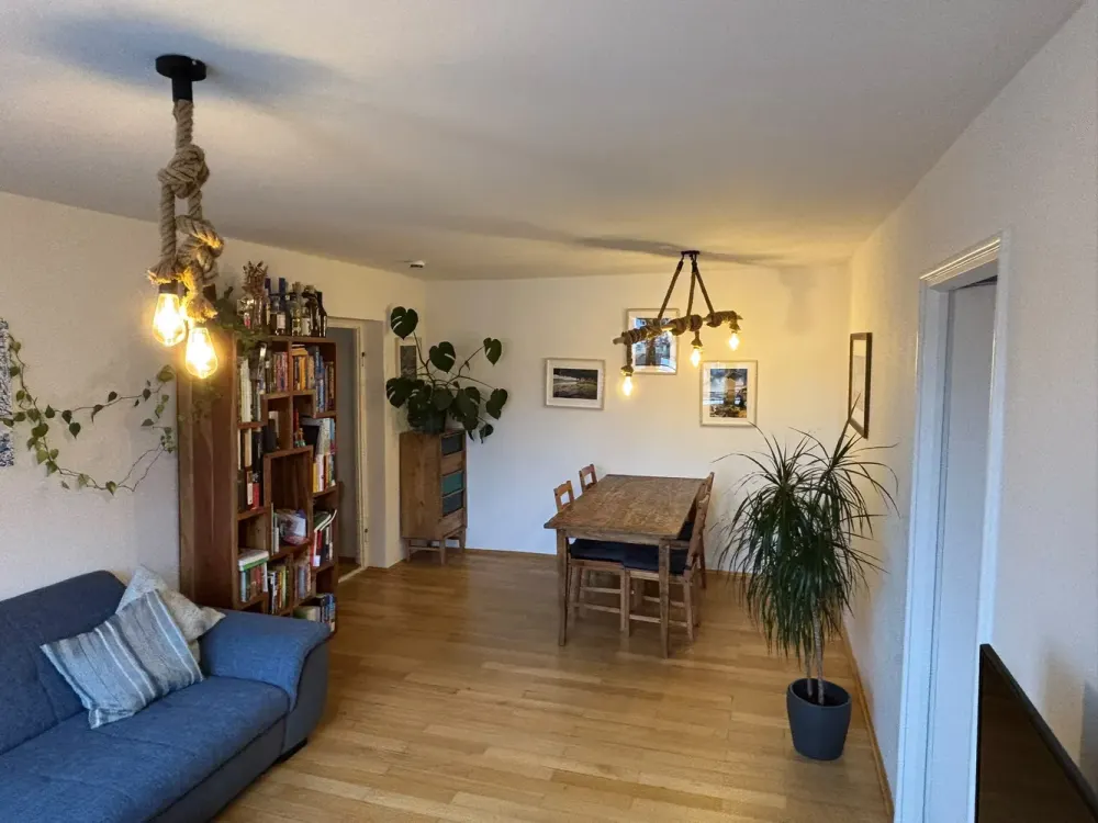 Zentrale Ruheoase nahe der Münchner Freiheit mit drei Zimmern und Balkon